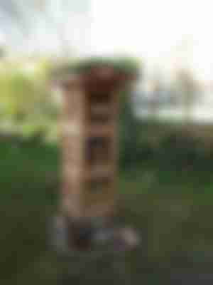 Turm der Artenvielfalt in Villach. Turm aus Holz mit Nistmöglichkeiten für Bienen und Insekten.