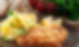 Teller mit Wiener Schnitzel und Kartoffelsalat