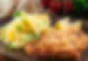 Teller mit Wiener Schnitzel und Kartoffelsalat